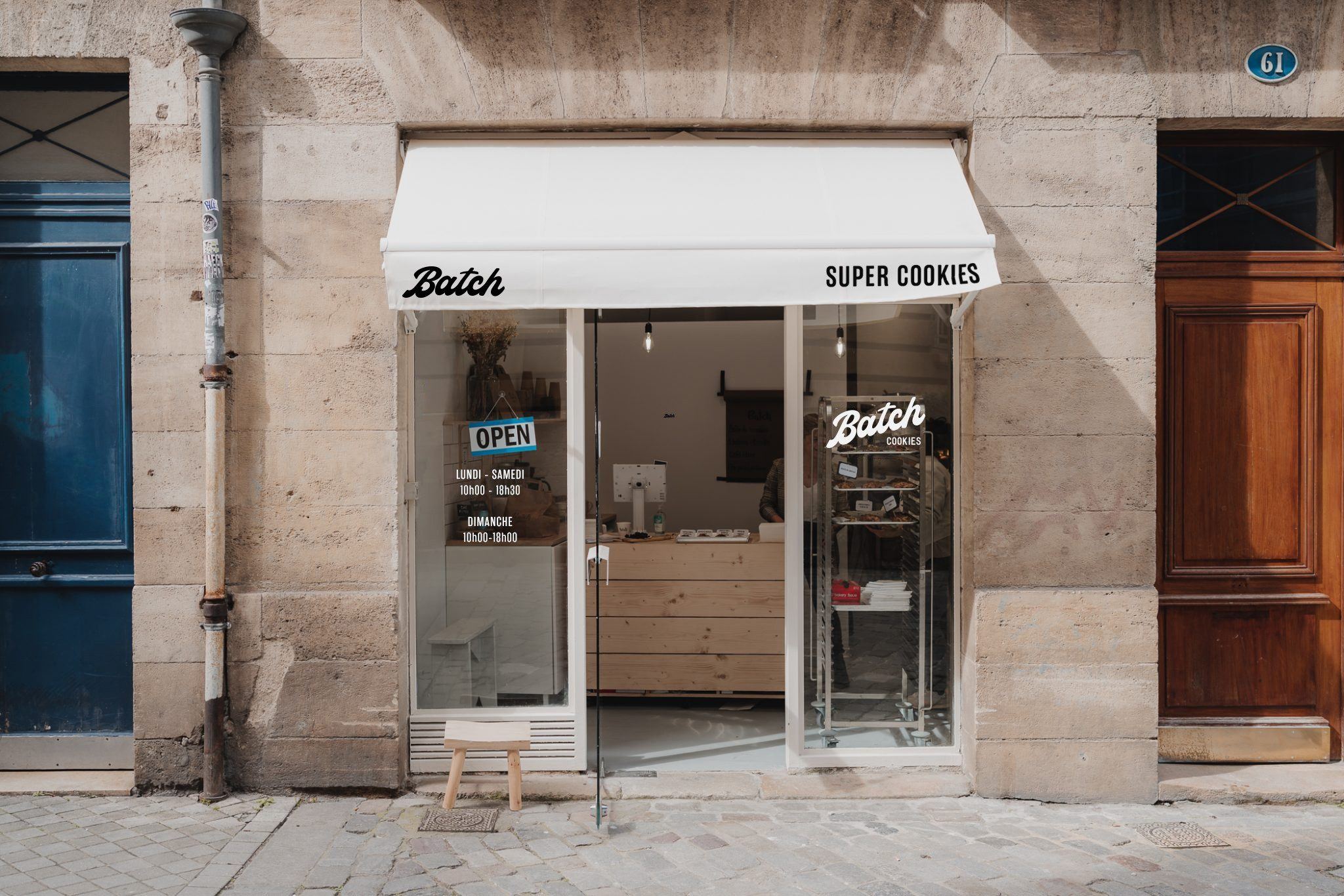 Devanture de la boutique Batch à Bordeaux avec store et enseigne peints à la main