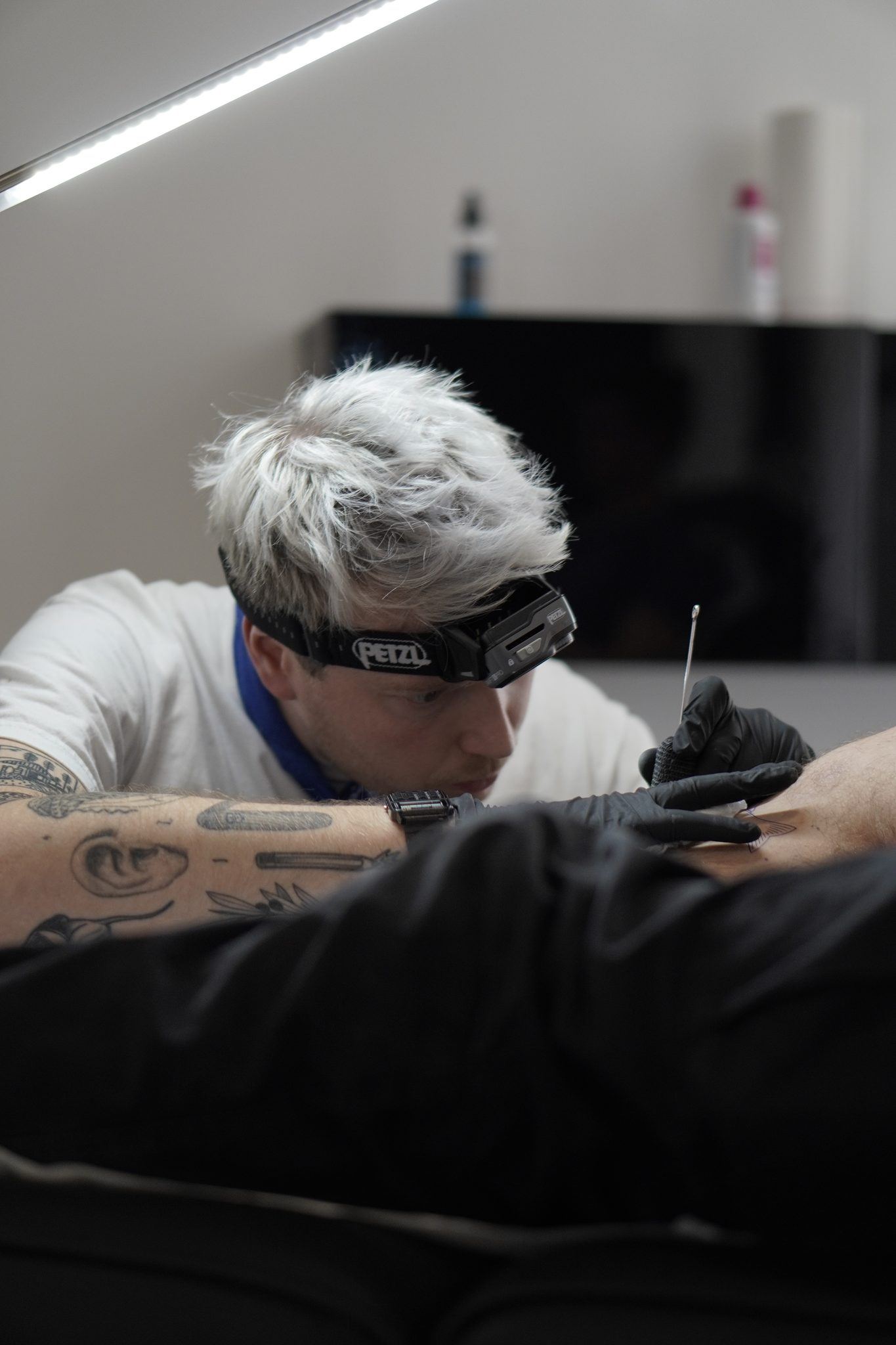 Piga, tatoueur handpoke à Bordeaux, concentré pendant une séance