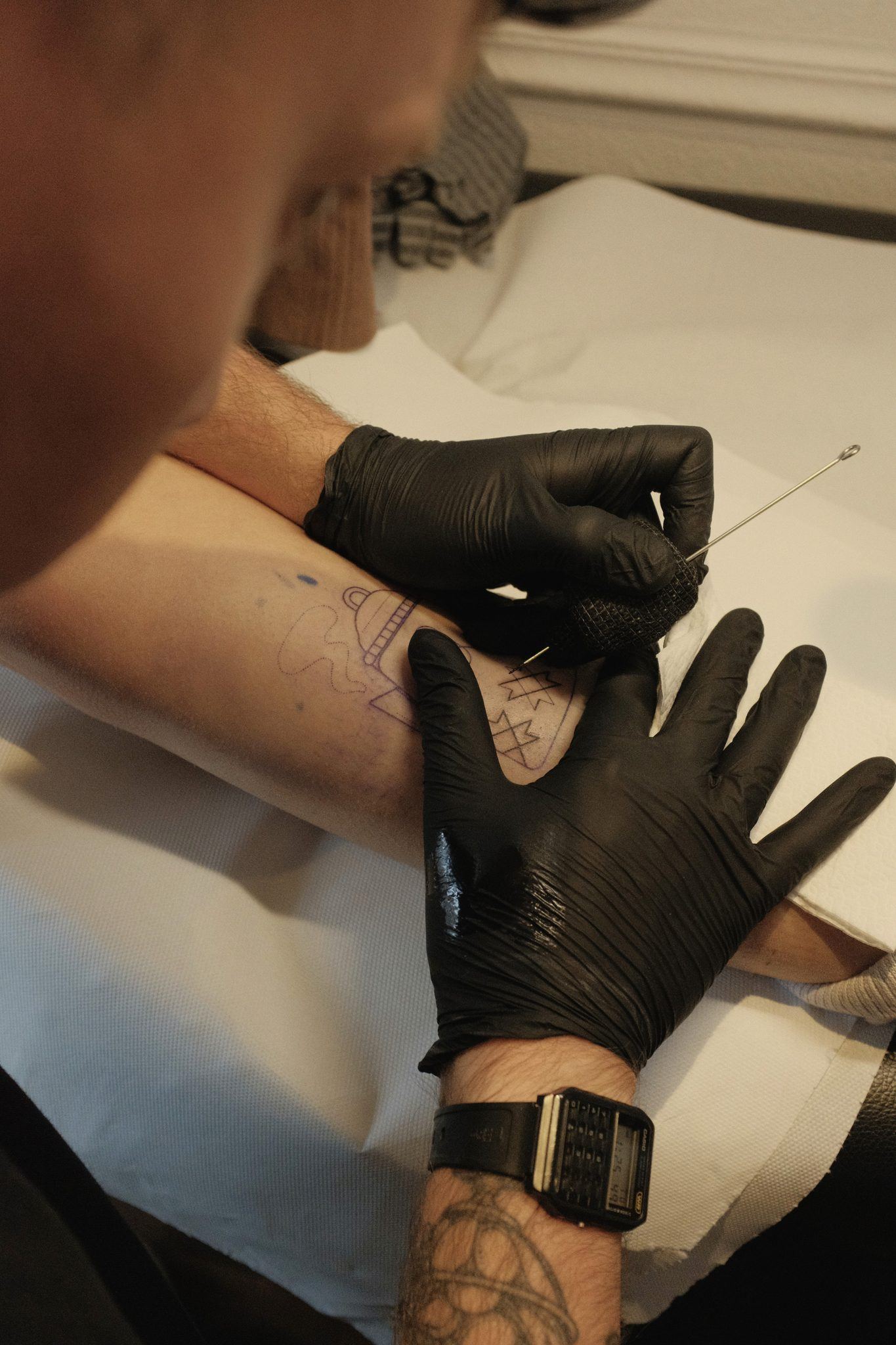 Séance de tatouage handpoke à la main, aiguille sans machine