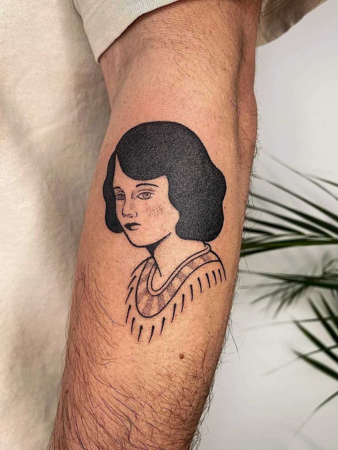 Tatouage handpoke d'une femme au carré court sur l'avant-bras
