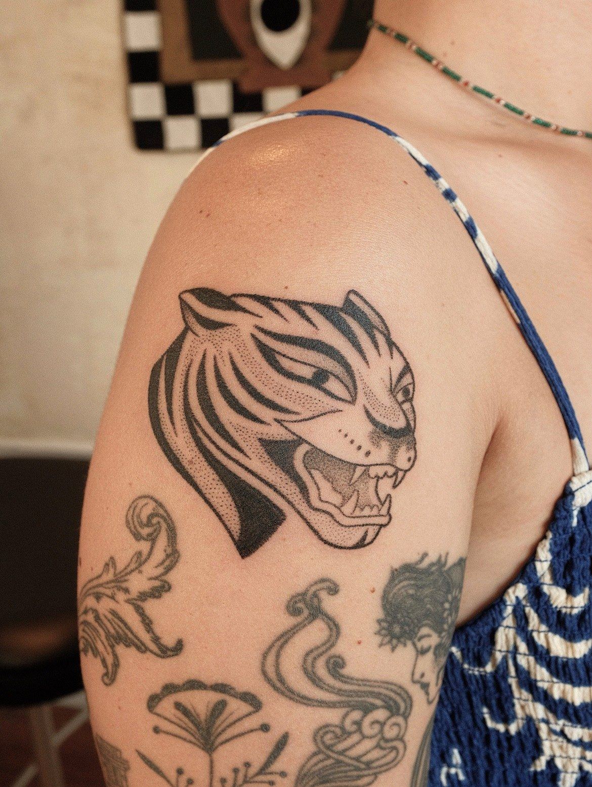 Tatouage handpoke d'une tête de panthère sur l'épaule
