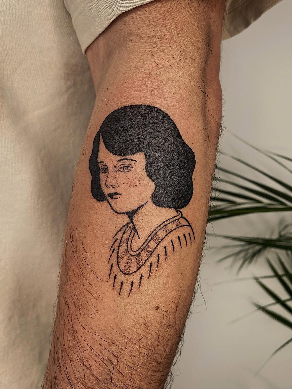 Tatouage handpoke d'un portrait de femme sur l'avant-bras