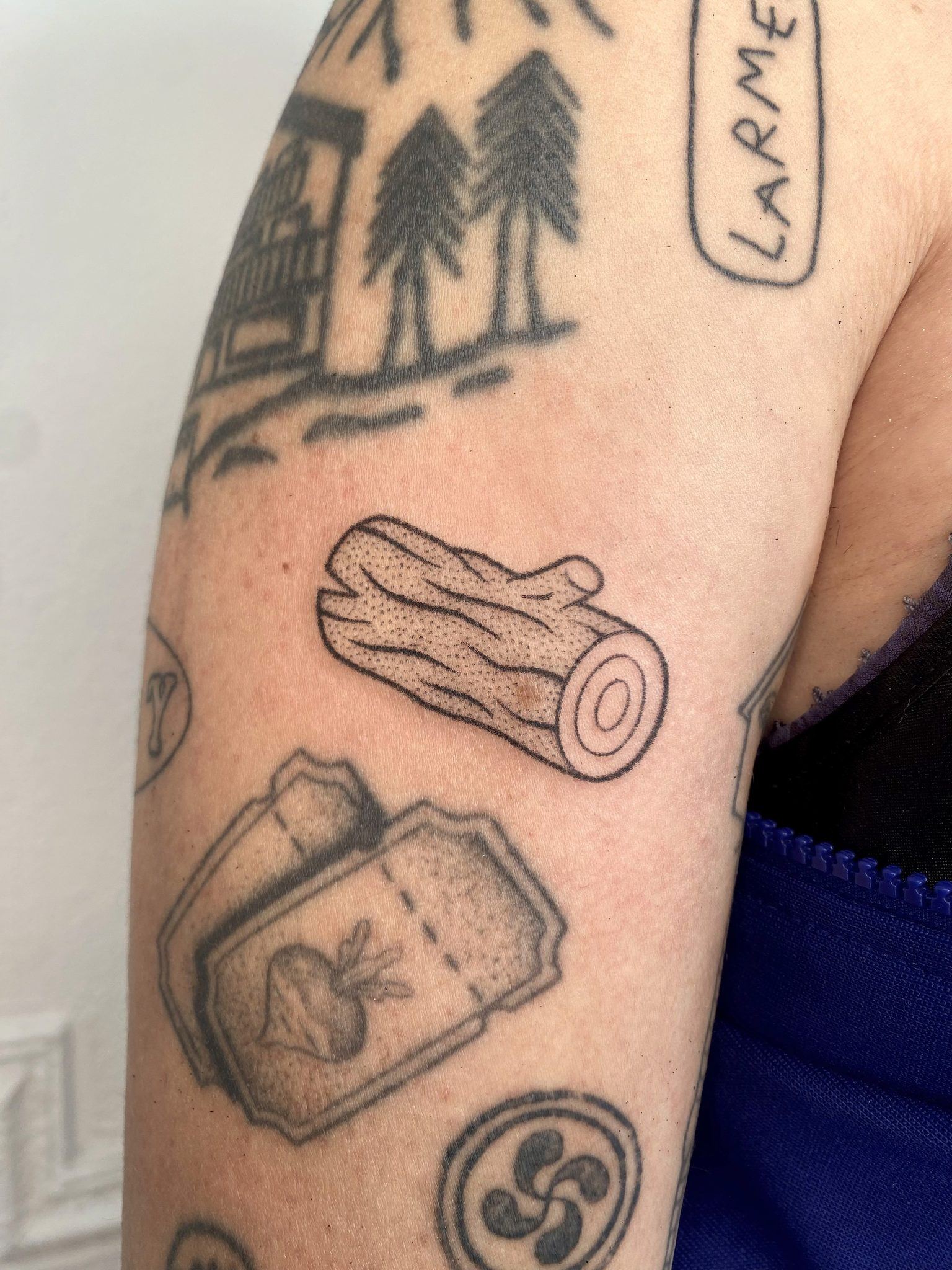 Bras couvert de petits tatouages handpoke en patchwork