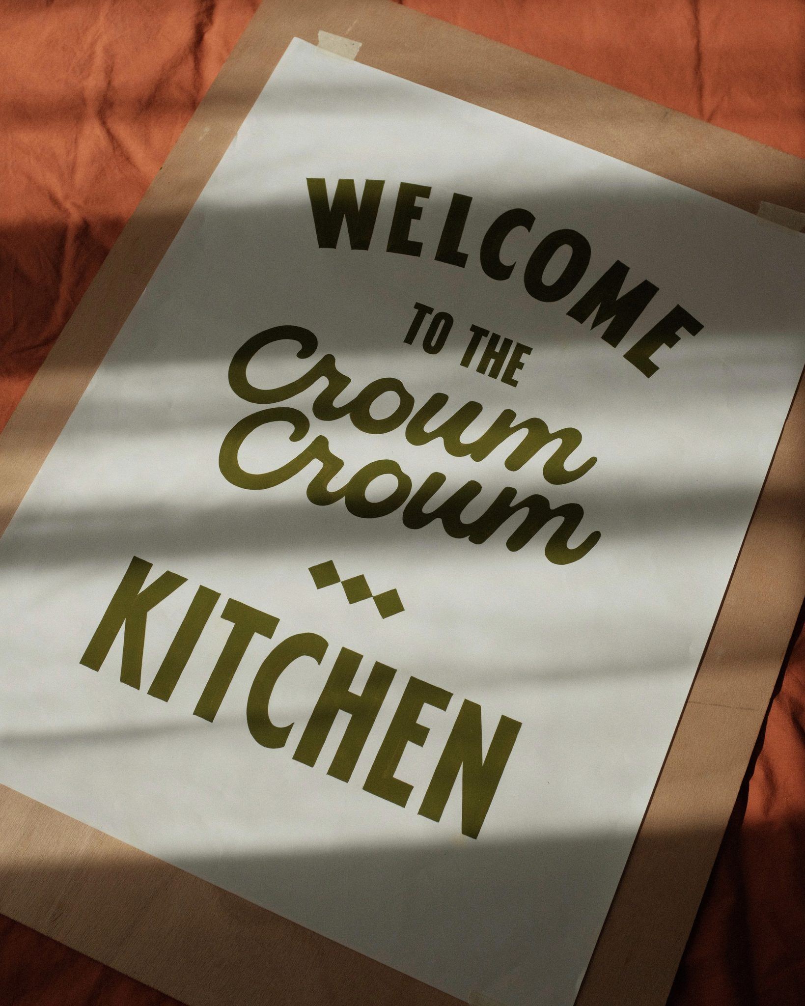 Lettrage peint à la main « Welcome to the Croum Croum Kitchen »