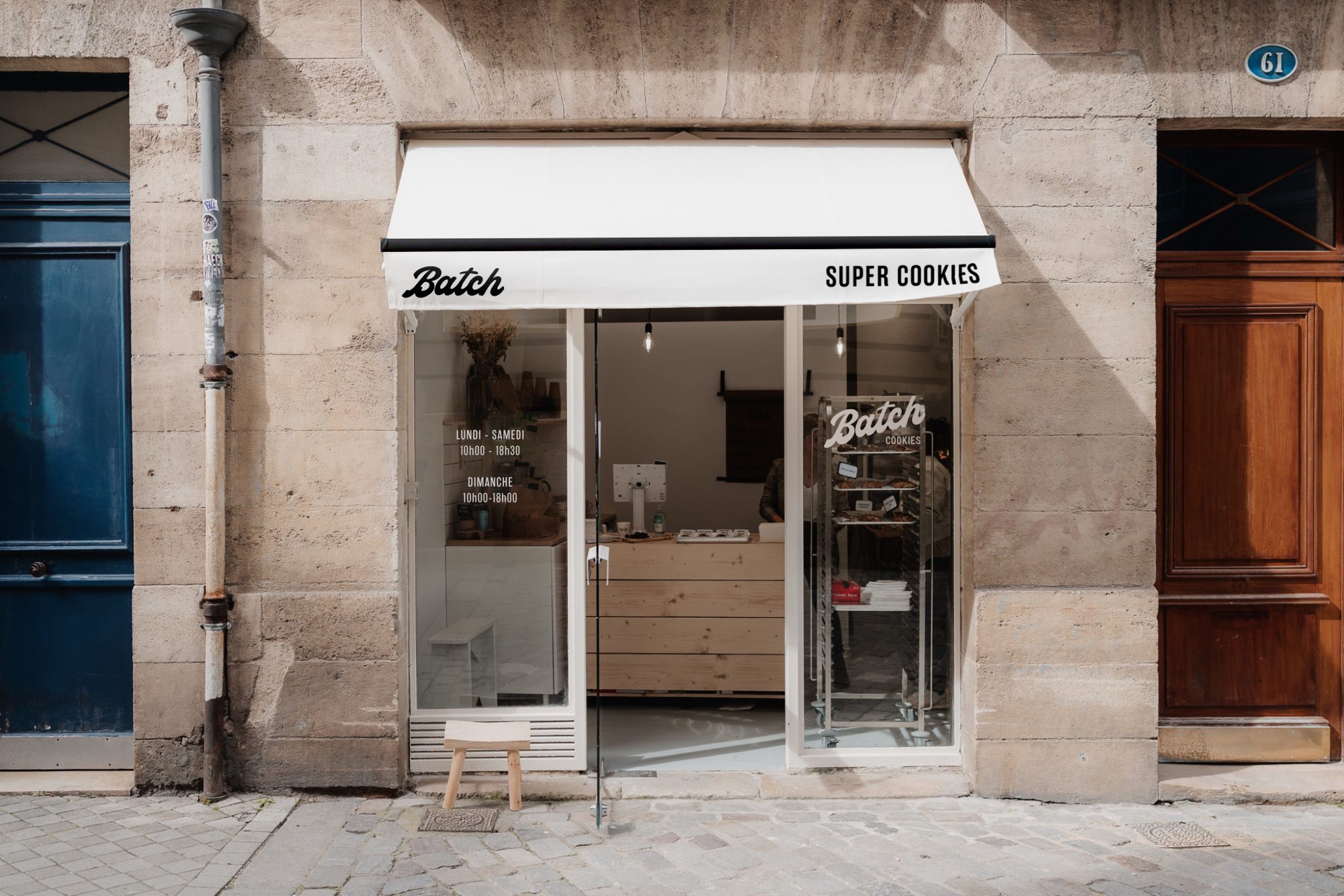 Devanture de la boutique Batch Cookies, 61 rue des Ayres à Bordeaux, avec son store lettré