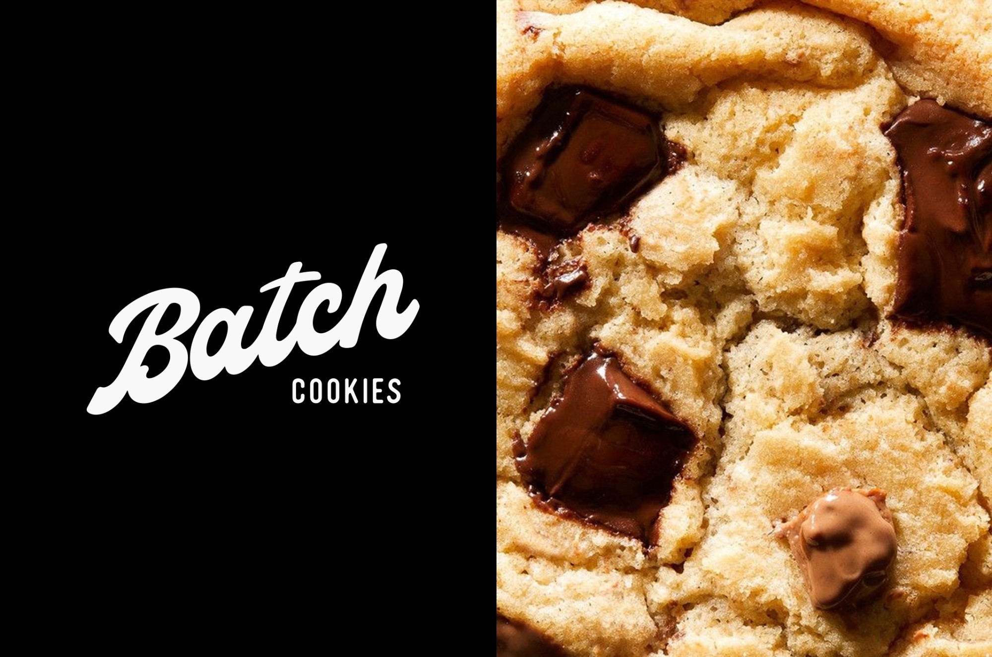 Logo lettré Batch Cookies en blanc sur fond noir, à côté d’un cookie aux pépites de chocolat
